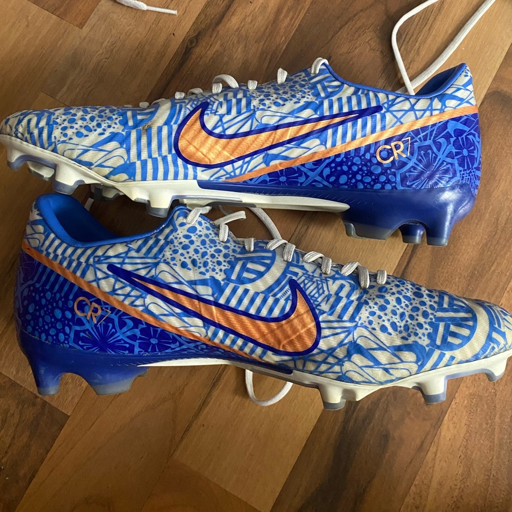 womens 9 men’s 7.5 cr7 soccer cleats